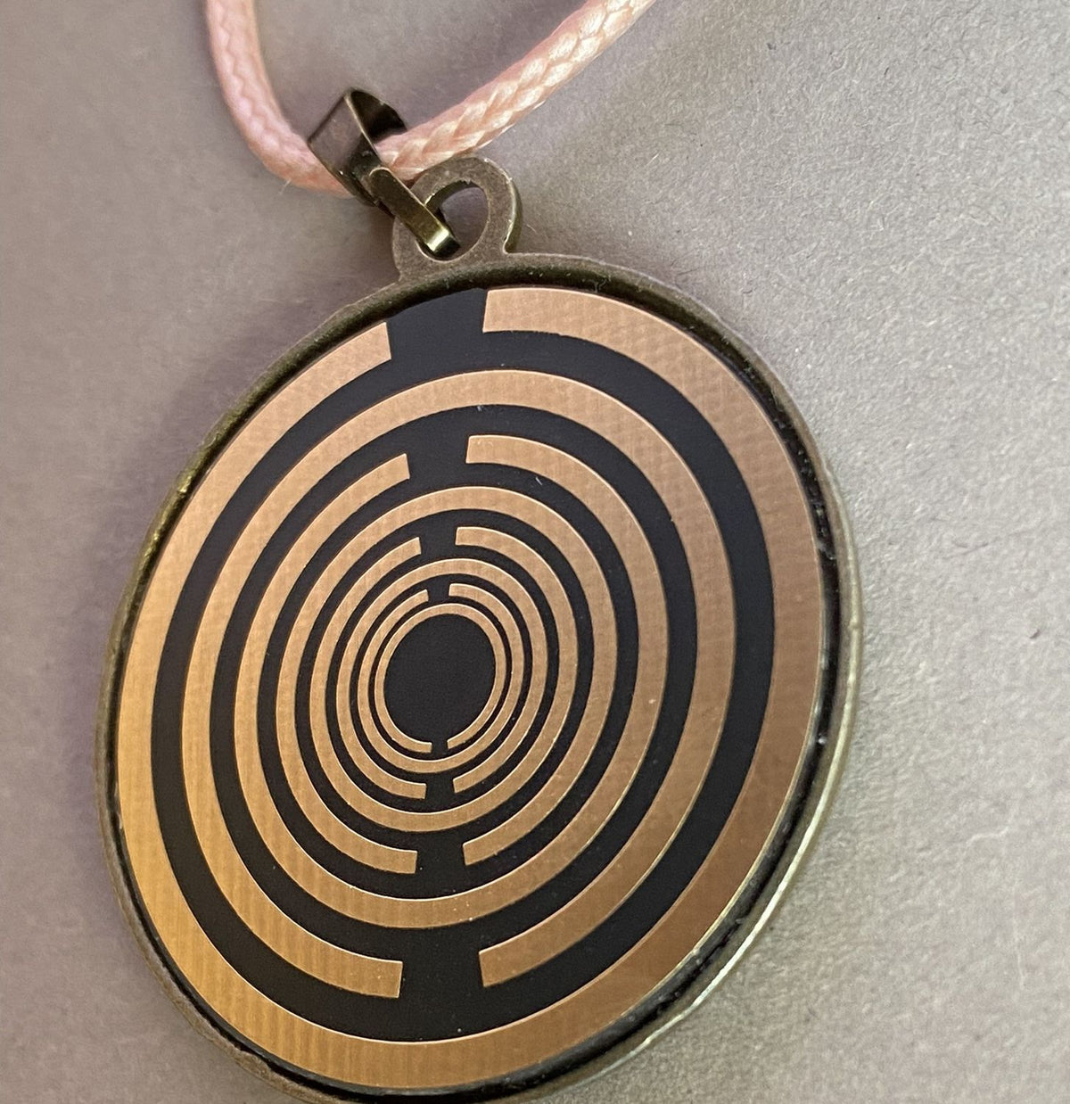 Amulett – bronzefarben, Wicca, Lakhovsky MWO, Disc in schwarz, goldlegiert, kupferunterlegt – Produktansicht 1