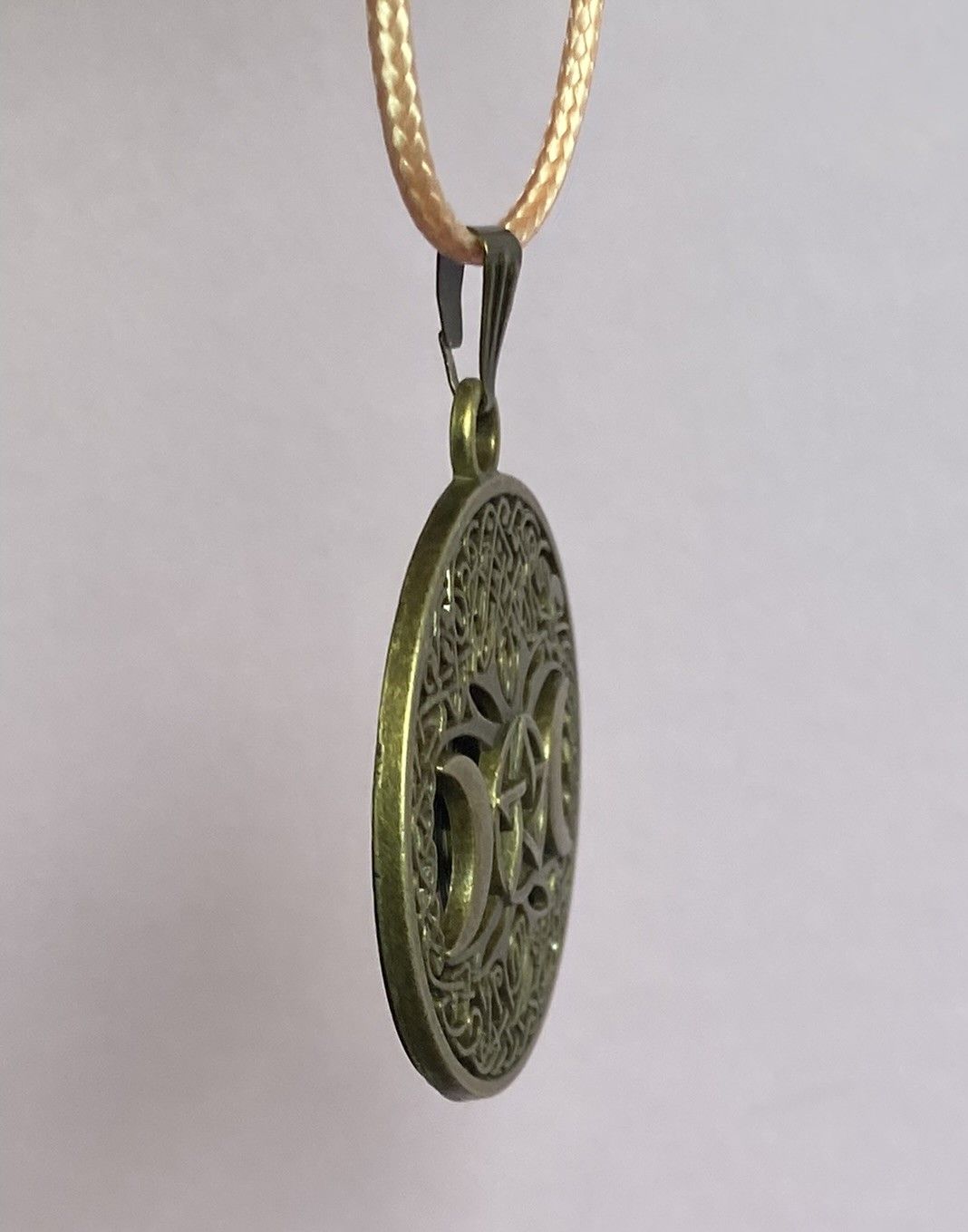 Amulett – bronzefarben, Wicca, Lakhovsky MWO, Disc in schwarz, goldlegiert, kupferunterlegt – Produktansicht 1