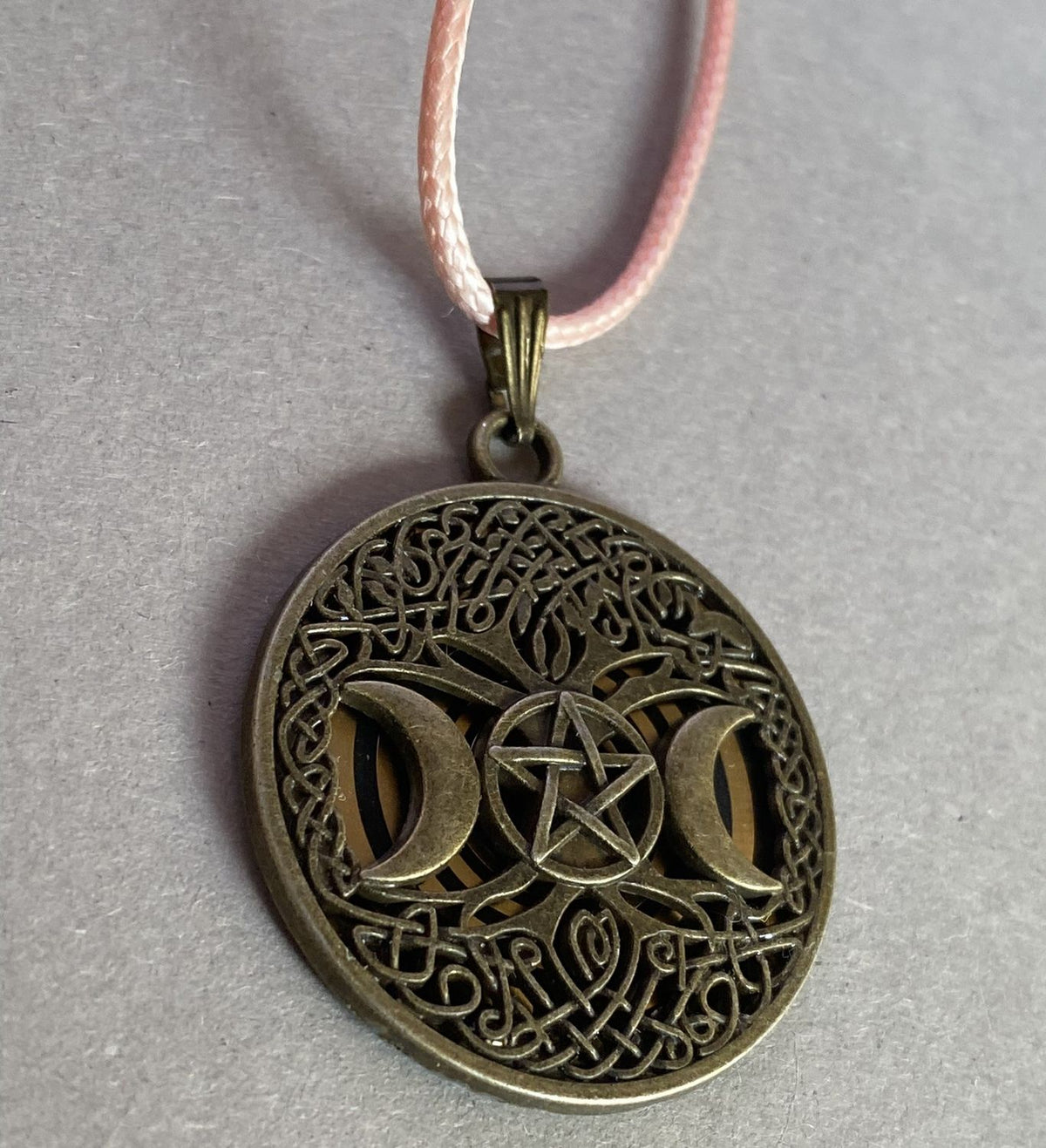 Amulett – bronzefarben, Wicca, Lakhovsky MWO, Disc in schwarz, goldlegiert, kupferunterlegt – Produktansicht 1