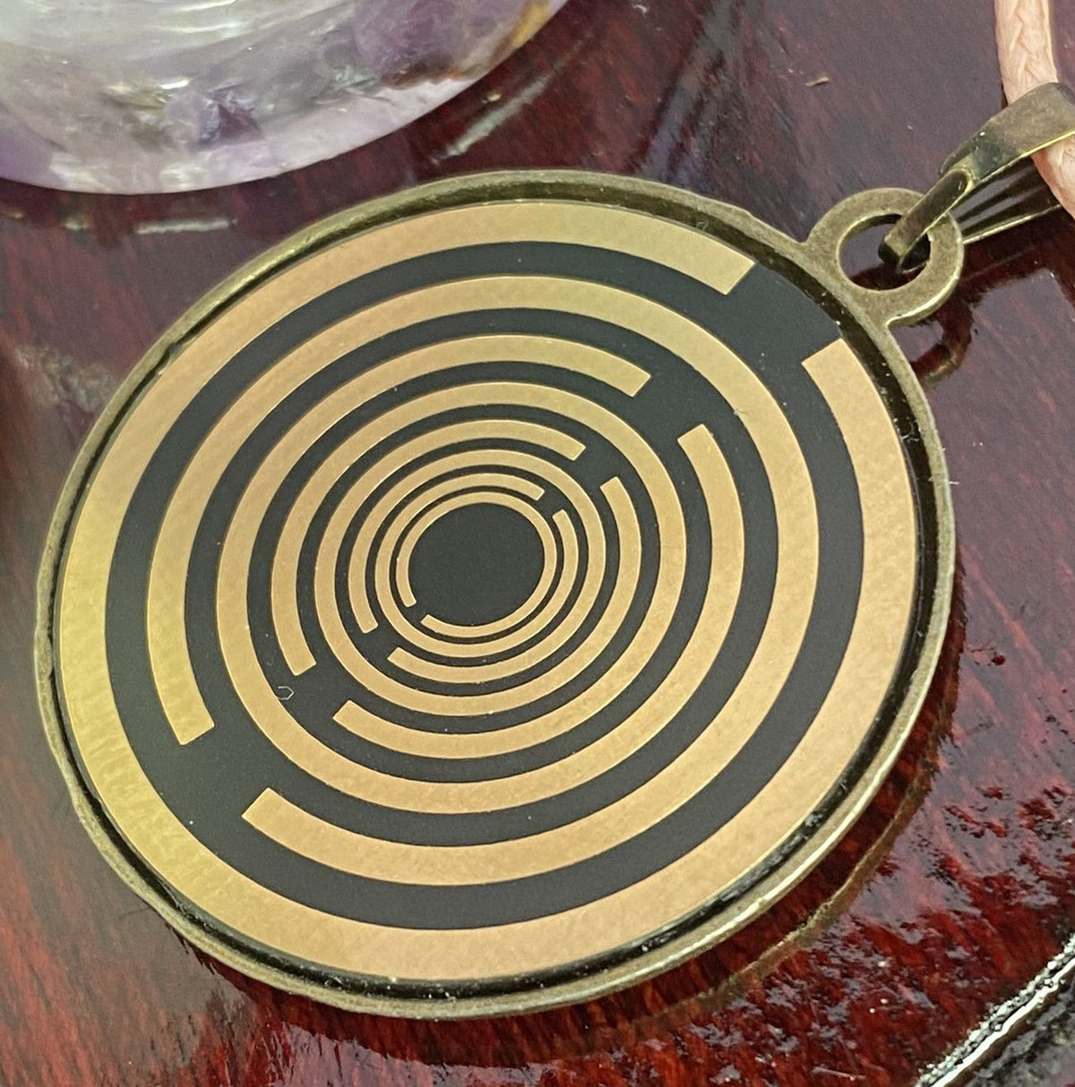 Amulett – bronzefarben, Wicca, Lakhovsky MWO, Disc in schwarz, goldlegiert, kupferunterlegt – Produktansicht 1