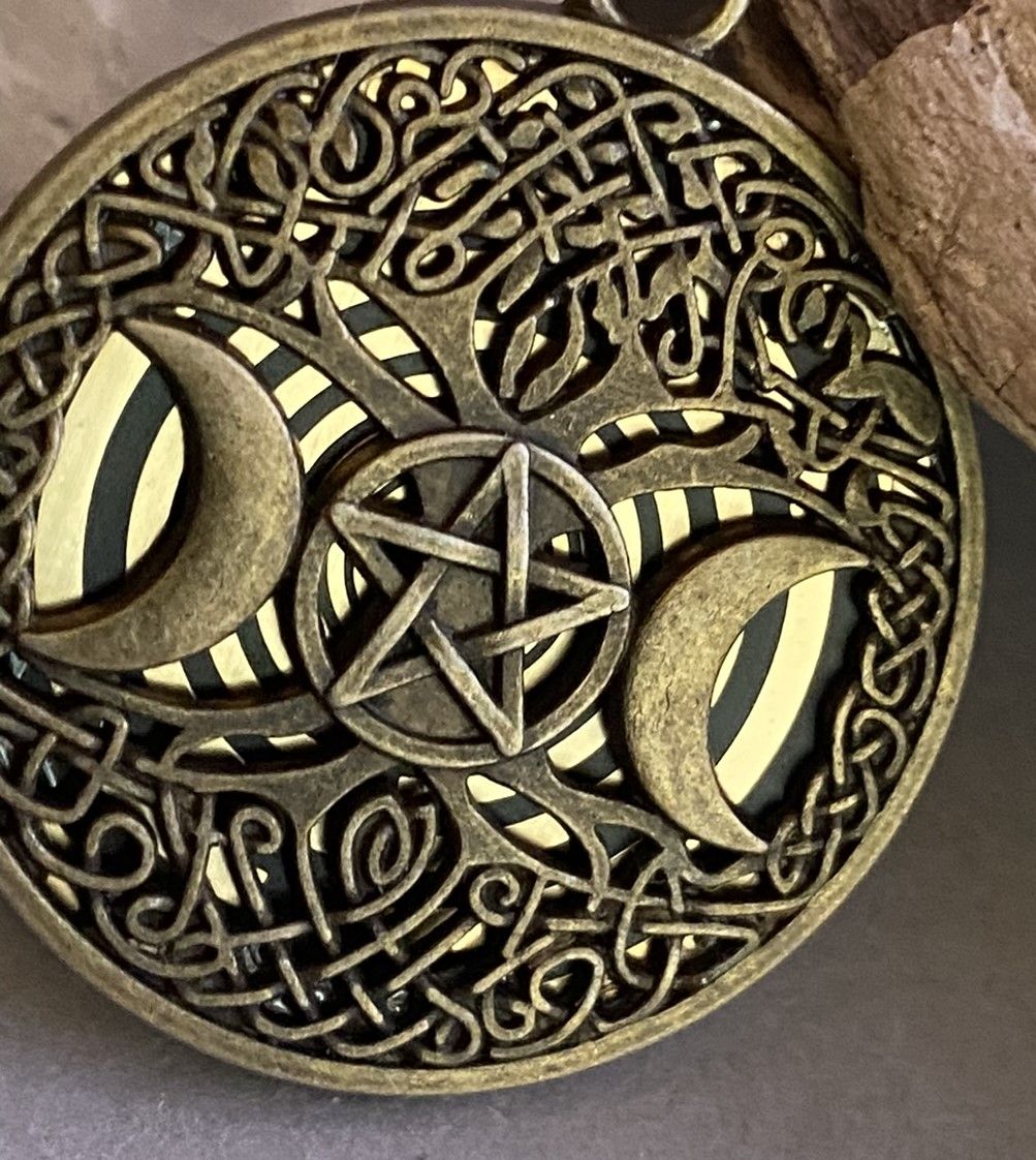 Amulett – bronzefarben, Wicca, Lakhovsky MWO, Disc in schwarz, goldlegiert, kupferunterlegt – Produktansicht 1