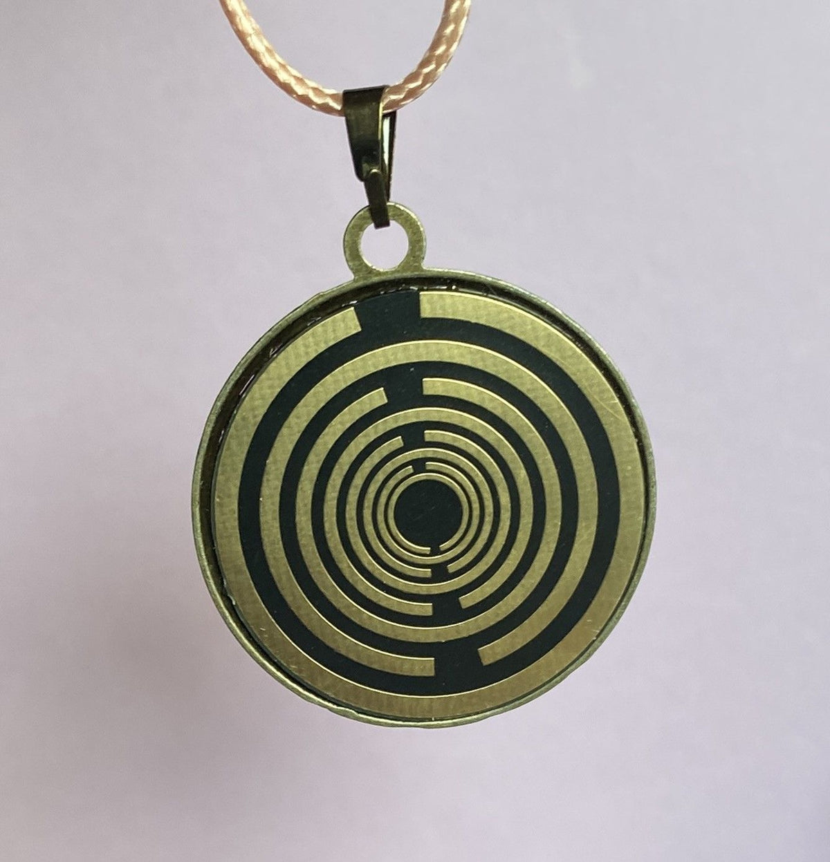 Amulett – bronzefarben, Wicca, Lakhovsky MWO, Disc in schwarz, goldlegiert, kupferunterlegt – Produktansicht 1