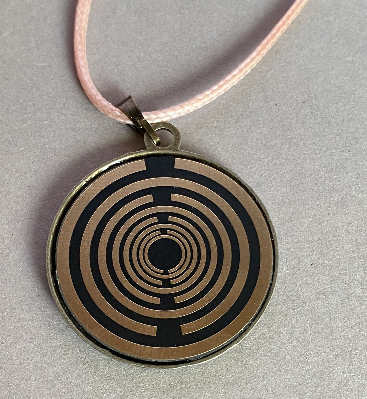 Amulett – bronzefarben, Wicca, Lakhovsky MWO, Disc in schwarz, goldlegiert, kupferunterlegt – Produktansicht 1