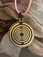 Amulett – bronzefarben, Wicca, Lakhovsky MWO, Disc in schwarz, goldlegiert, kupferunterlegt – Produktansicht 1