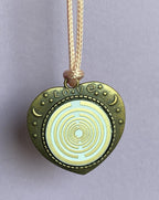 Amulett – bronzefarben, Herz, Lakhovsky MWO, Disc in weiß, goldlegiert, kupferunterlegt – Produktansicht 1