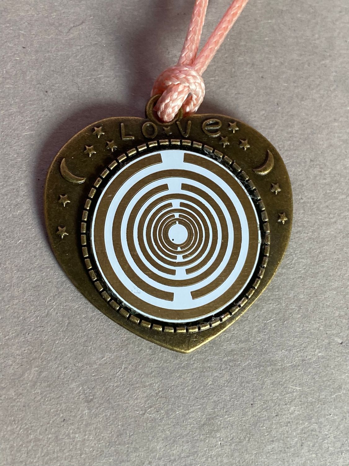 Amulett – bronzefarben, Herz, Lakhovsky MWO, Disc in weiß, goldlegiert, kupferunterlegt – Produktansicht 1