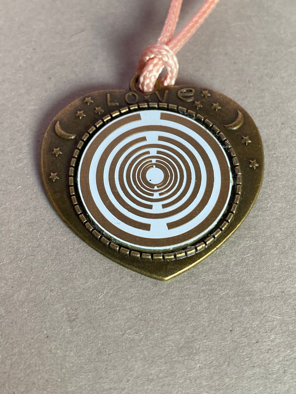 Amulett – bronzefarben, Herz, Lakhovsky MWO, Disc in weiß, goldlegiert, kupferunterlegt – Produktansicht 1