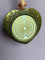 Amulett – bronzefarben, Herz, Lakhovsky MWO, Disc in weiß, goldlegiert, kupferunterlegt – Produktansicht 1