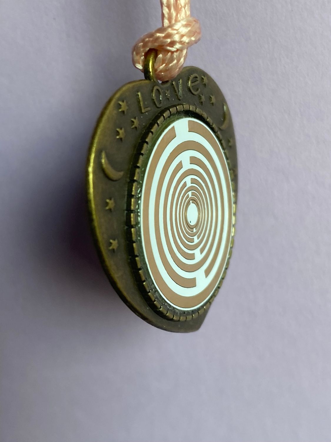 Amulett – bronzefarben, Herz, Lakhovsky MWO, Disc in weiß, goldlegiert, kupferunterlegt – Produktansicht 1