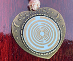 Amulett – bronzefarben, Herz, Lakhovsky MWO, Disc in weiß, goldlegiert, kupferunterlegt – Produktansicht 1