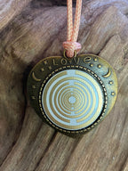 Amulett – bronzefarben, Herz, Lakhovsky MWO, Disc in weiß, goldlegiert, kupferunterlegt – Produktansicht 1