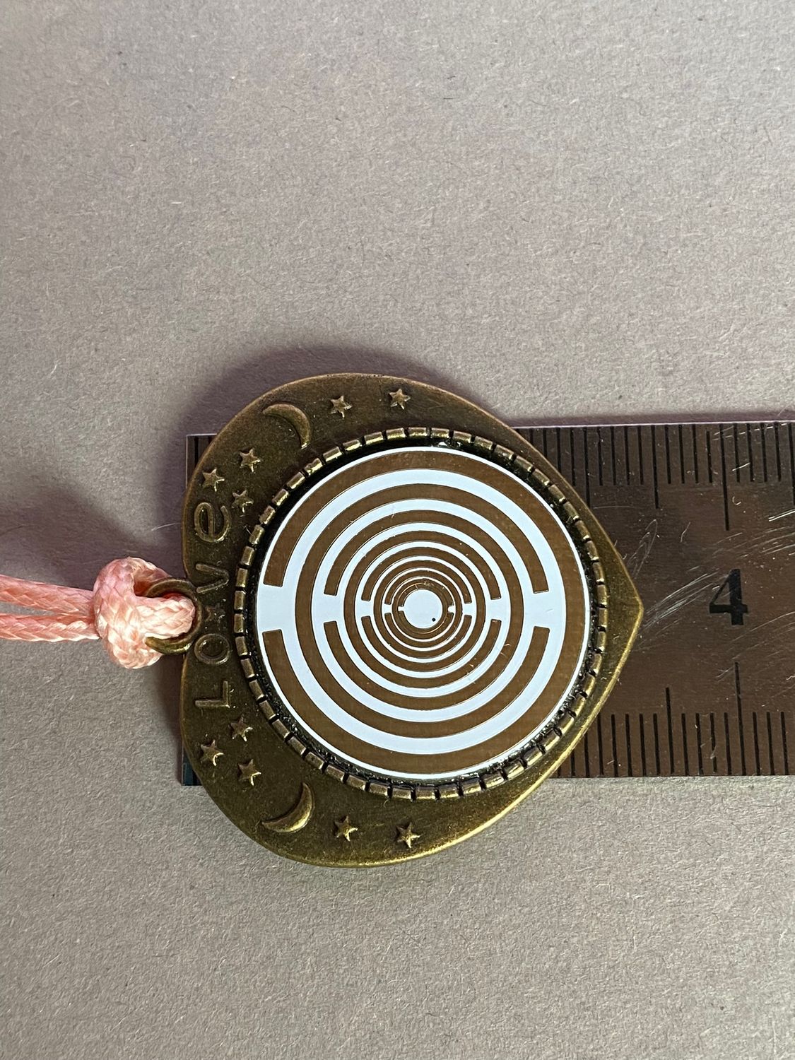 Amulett – bronzefarben, Herz, Lakhovsky MWO, Disc in weiß, goldlegiert, kupferunterlegt – Produktansicht 1