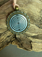 Amulett – bronzefarben, Lakhovsky MWO, Disc in schwarz, zinnlegiert, kupferunterlegt – Produktansicht 1
