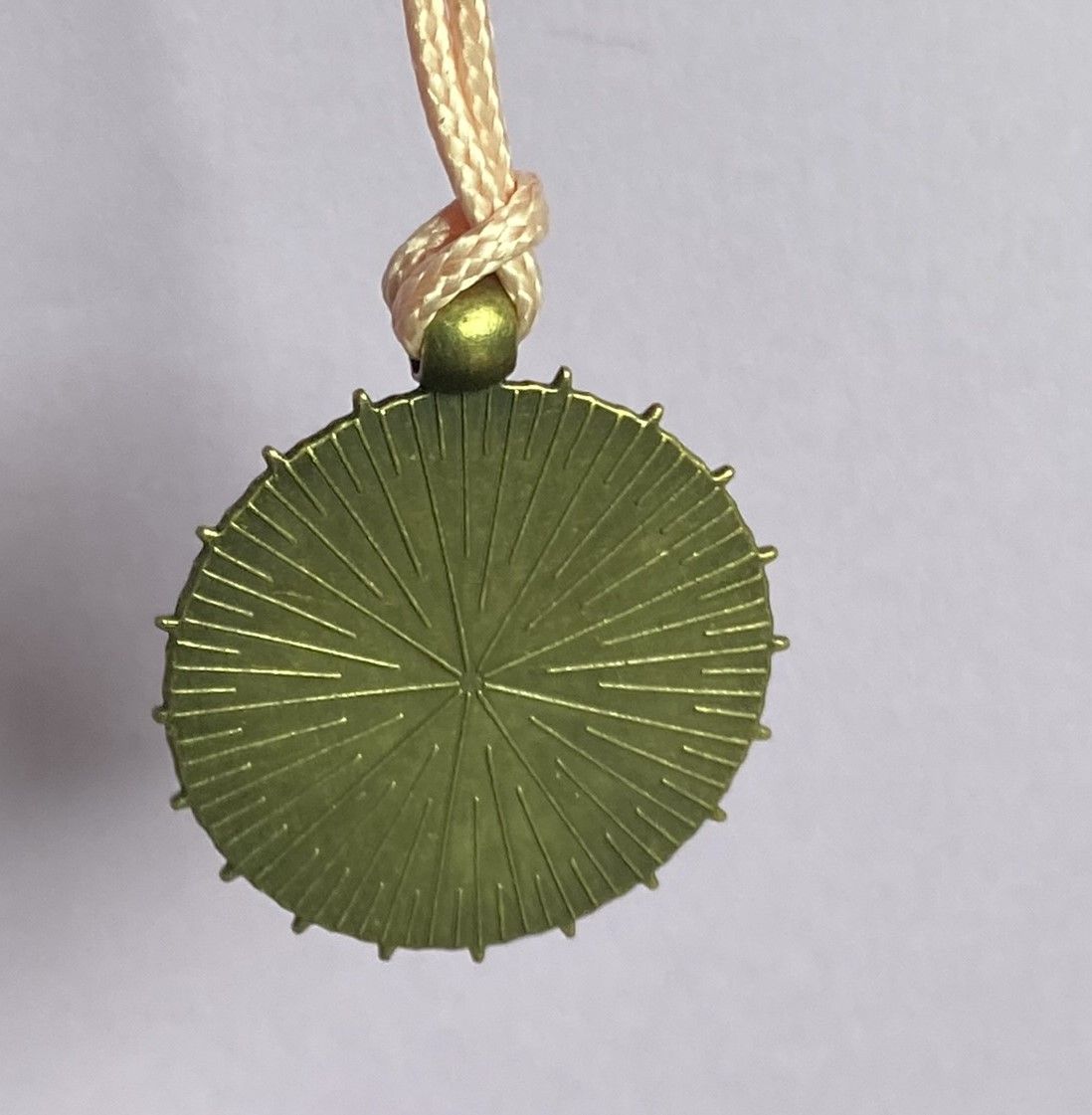Amulett – bronzefarben, Lakhovsky MWO, Disc in schwarz, zinnlegiert, kupferunterlegt – Produktansicht 1