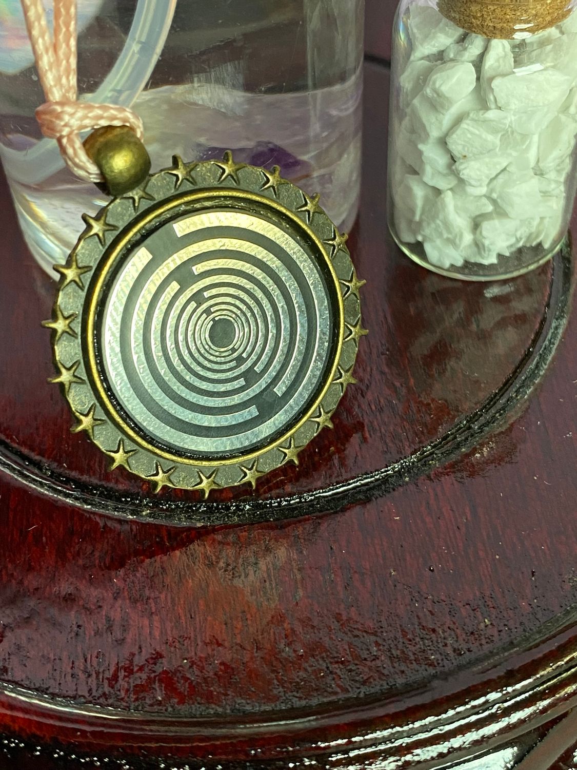 Amulett – bronzefarben, Lakhovsky MWO, Disc in schwarz, zinnlegiert, kupferunterlegt – Produktansicht 1