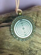 Amulett – bronzefarben, Lakhovsky MWO, Disc in schwarz, zinnlegiert, kupferunterlegt – Produktansicht 1