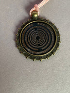 Amulett – bronzefarben, Lakhovsky MWO, Disc in schwarz, zinnlegiert, kupferunterlegt – Produktansicht 1