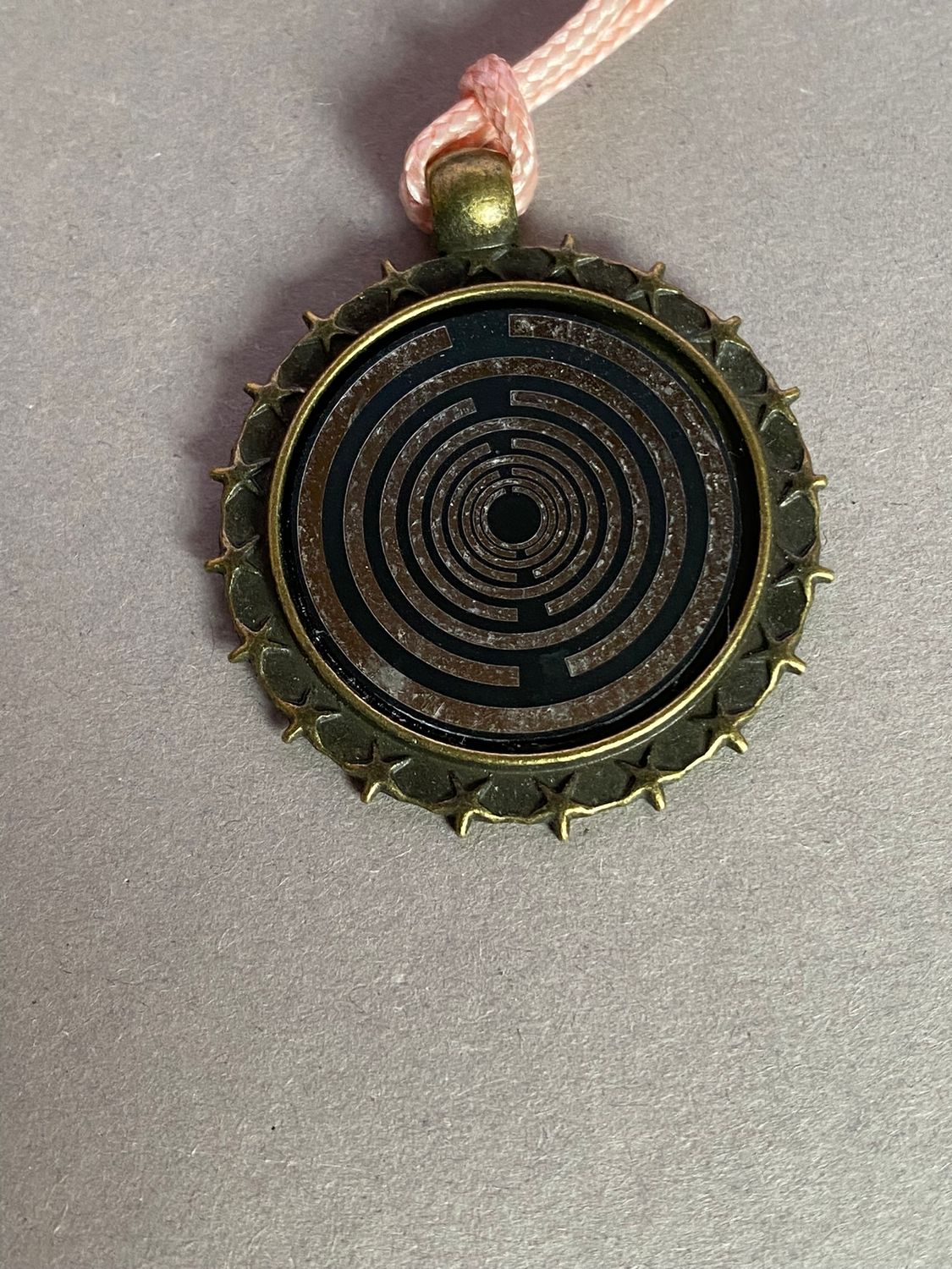 Amulett – bronzefarben, Lakhovsky MWO, Disc in schwarz, zinnlegiert, kupferunterlegt – Produktansicht 1