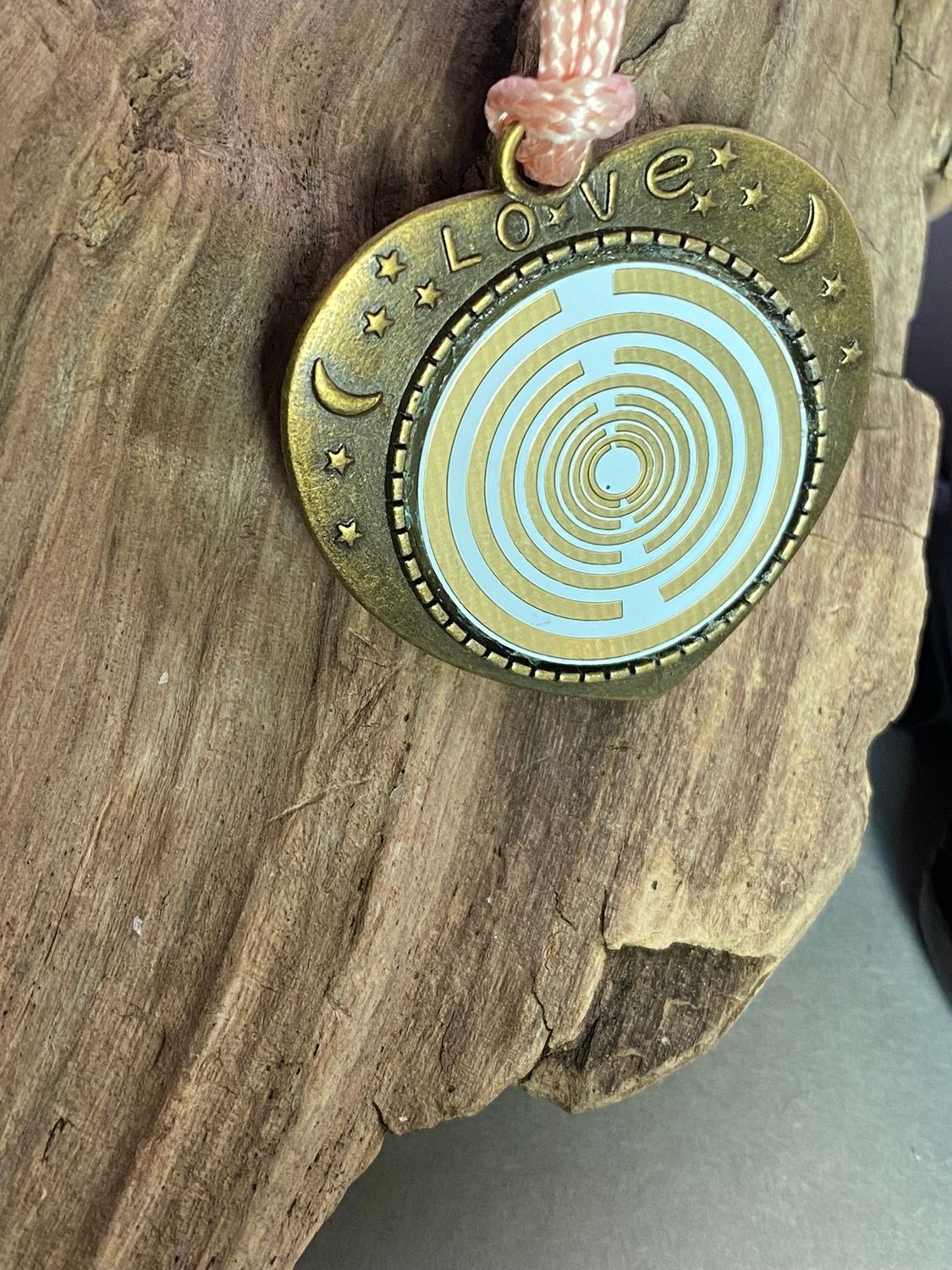 Amulett – bronzefarben, Herz, Lakhovsky MWO, Disc in weiß, goldlegiert, kupferunterlegt – Produktansicht 1