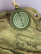 Amulett – bronzefarben, Lakhovsky MWO, Disc in schwarz, zinnlegiert, kupferunterlegt – Produktansicht 1