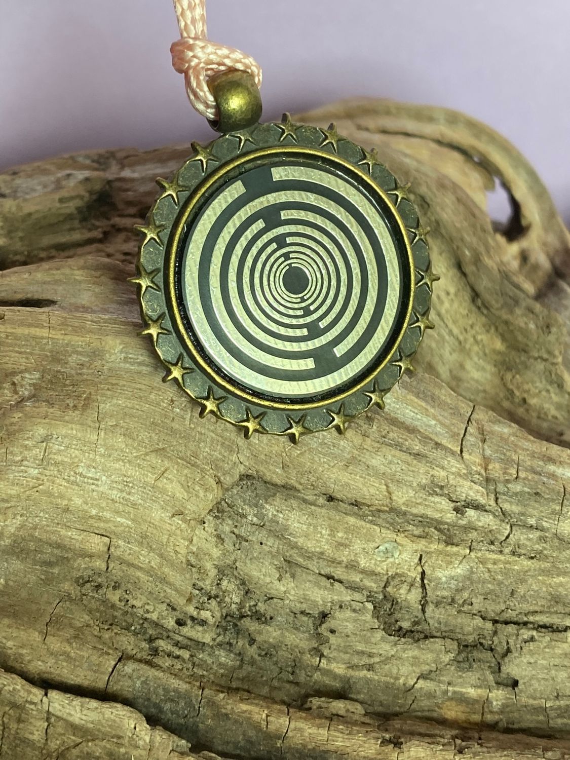 Amulett – bronzefarben, Lakhovsky MWO, Disc in schwarz, zinnlegiert, kupferunterlegt – Produktansicht 1