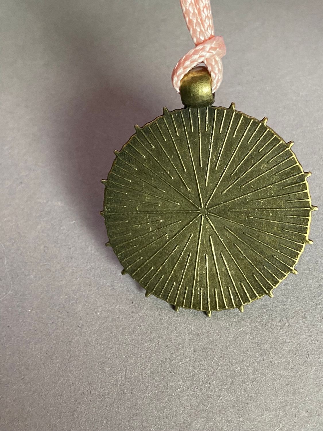 Amulett – bronzefarben, Lakhovsky MWO, Disc in schwarz, zinnlegiert, kupferunterlegt – Produktansicht 1