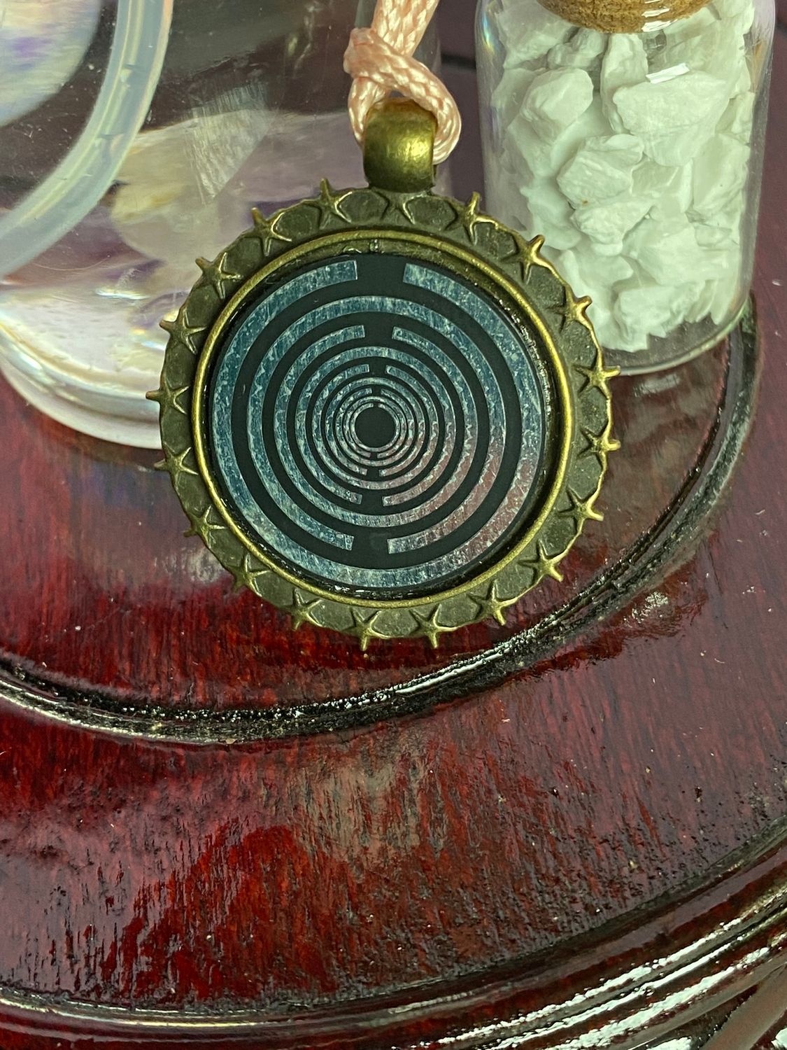 Amulett – bronzefarben, Lakhovsky MWO, Disc in schwarz, zinnlegiert, kupferunterlegt – Produktansicht 1
