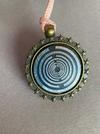 Amulett – bronzefarben, Lakhovsky MWO, Disc in schwarz, zinnlegiert, kupferunterlegt – Produktansicht 1