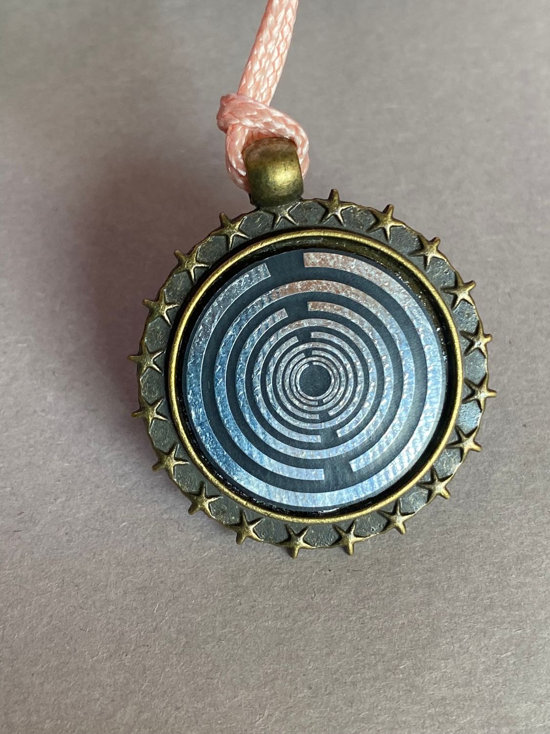 Amulett – bronzefarben, Lakhovsky MWO, Disc in schwarz, zinnlegiert, kupferunterlegt – Produktansicht 1