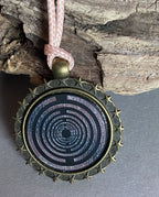 Amulett – bronzefarben, Lakhovsky MWO, Disc in schwarz, zinnlegiert, kupferunterlegt – Produktansicht 1