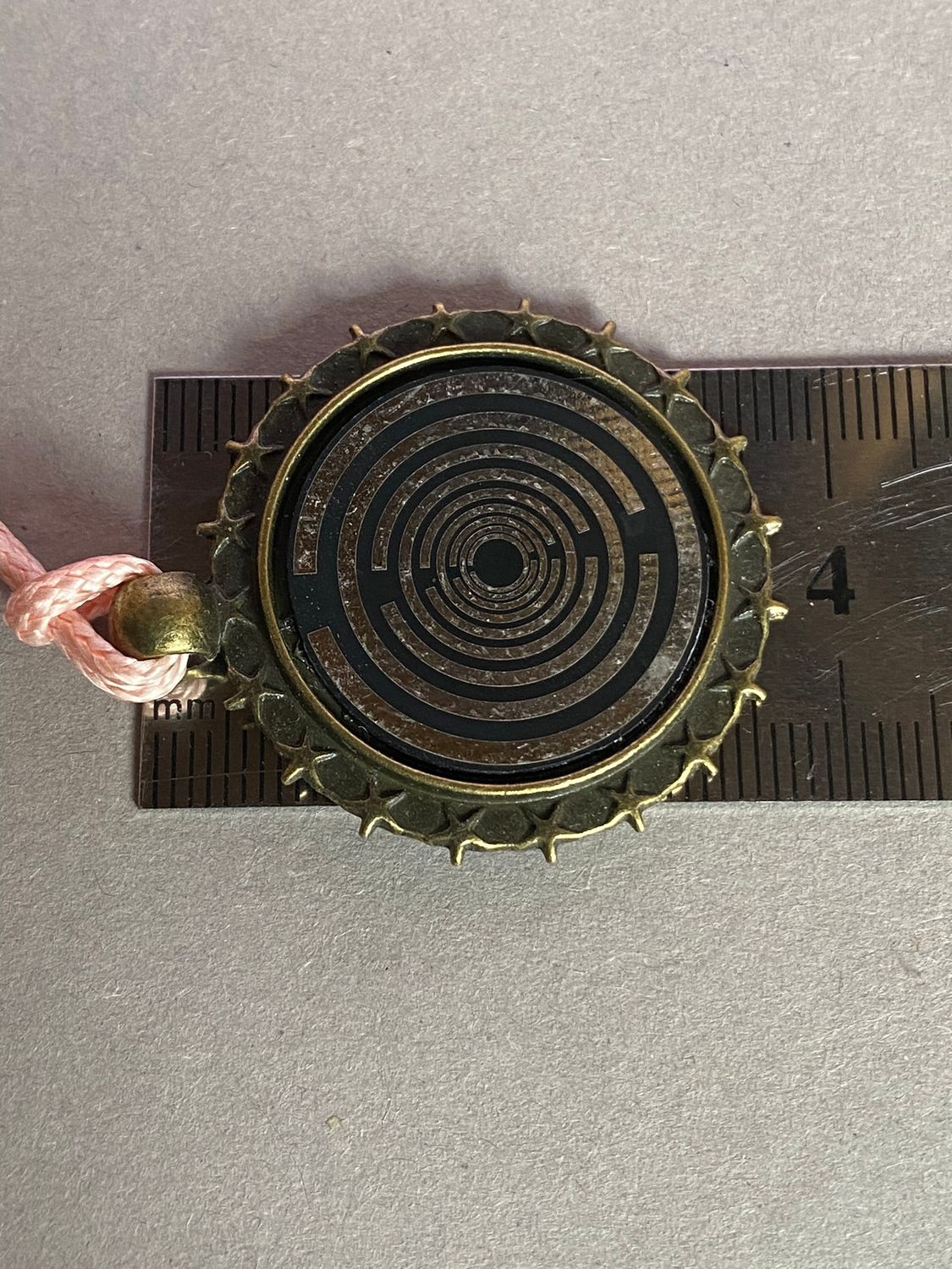 Amulett – bronzefarben, Lakhovsky MWO, Disc in schwarz, zinnlegiert, kupferunterlegt – Produktansicht 1