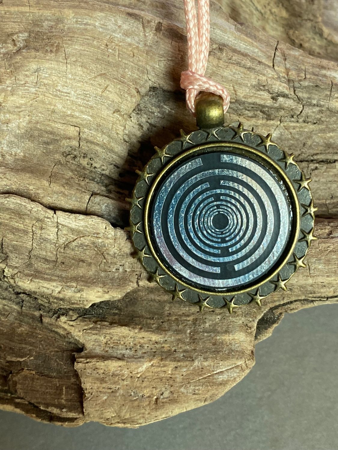 Amulett – bronzefarben, Lakhovsky MWO, Disc in schwarz, zinnlegiert, kupferunterlegt – Produktansicht 1