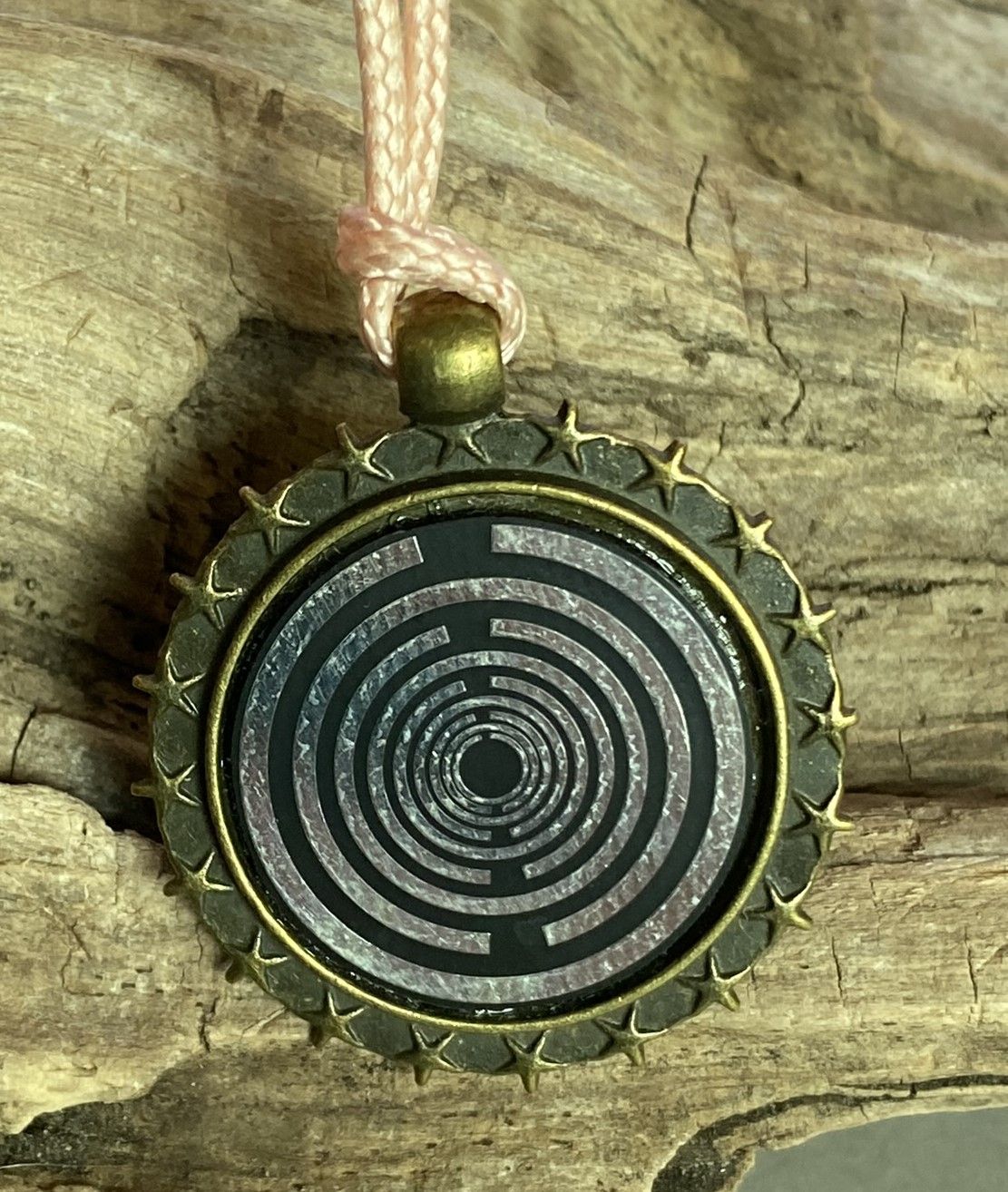 Amulett – bronzefarben, Lakhovsky MWO, Disc in schwarz, zinnlegiert, kupferunterlegt – Produktansicht 1