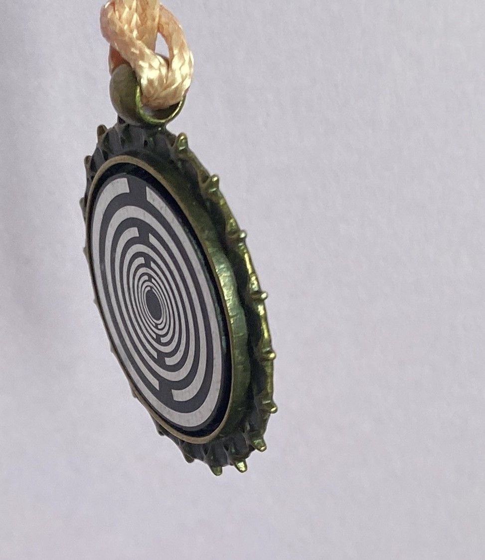 Amulett – bronzefarben, Lakhovsky MWO, Disc in schwarz, zinnlegiert, kupferunterlegt – Produktansicht 1