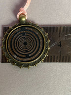 Amulett – bronzefarben, Lakhovsky MWO, Disc in schwarz, zinnlegiert, kupferunterlegt – Produktansicht 1