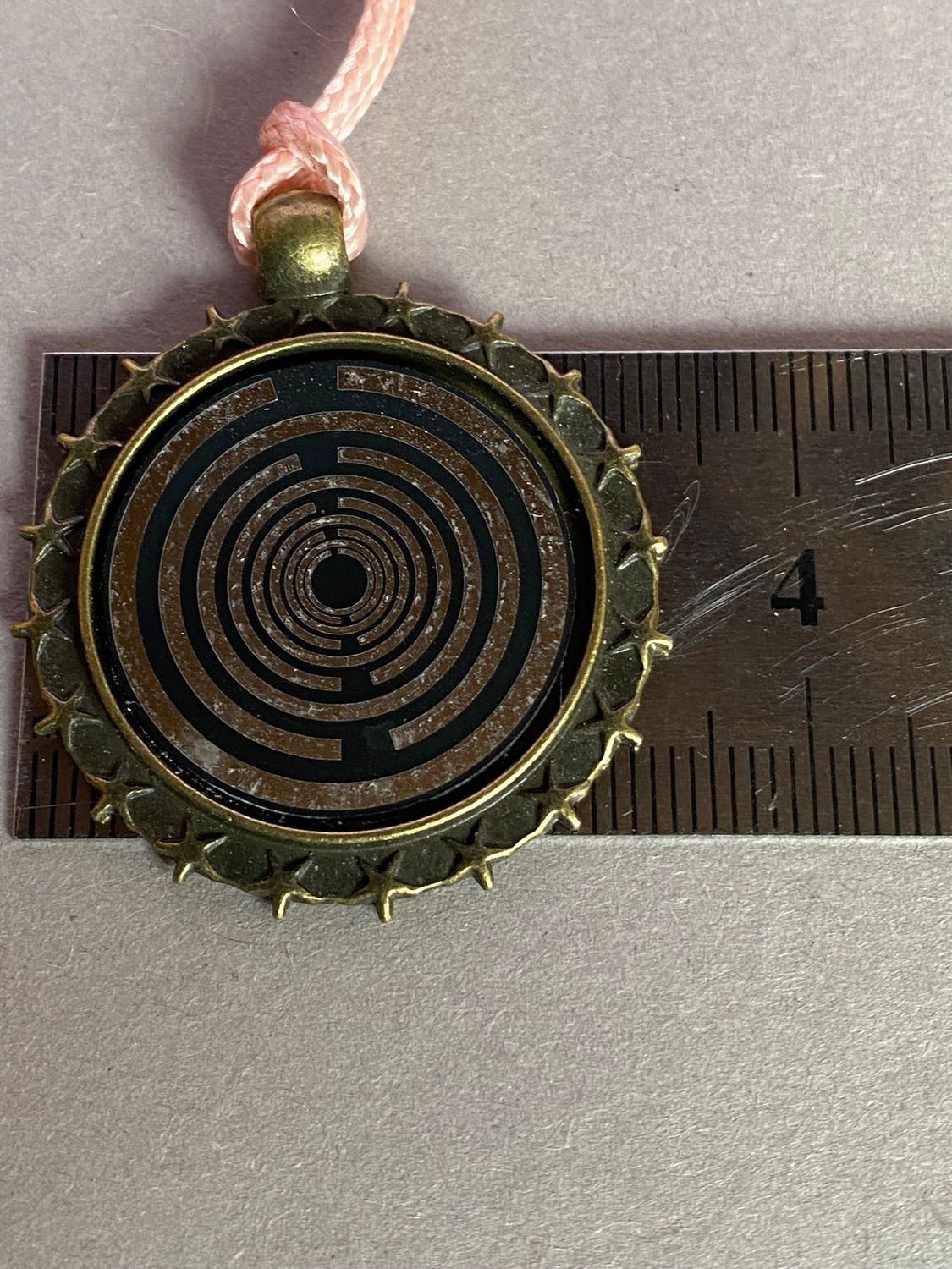 Amulett – bronzefarben, Lakhovsky MWO, Disc in schwarz, zinnlegiert, kupferunterlegt – Produktansicht 1