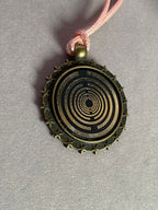 Amulett – bronzefarben, Lakhovsky MWO, Disc in schwarz, zinnlegiert, kupferunterlegt – Produktansicht 1