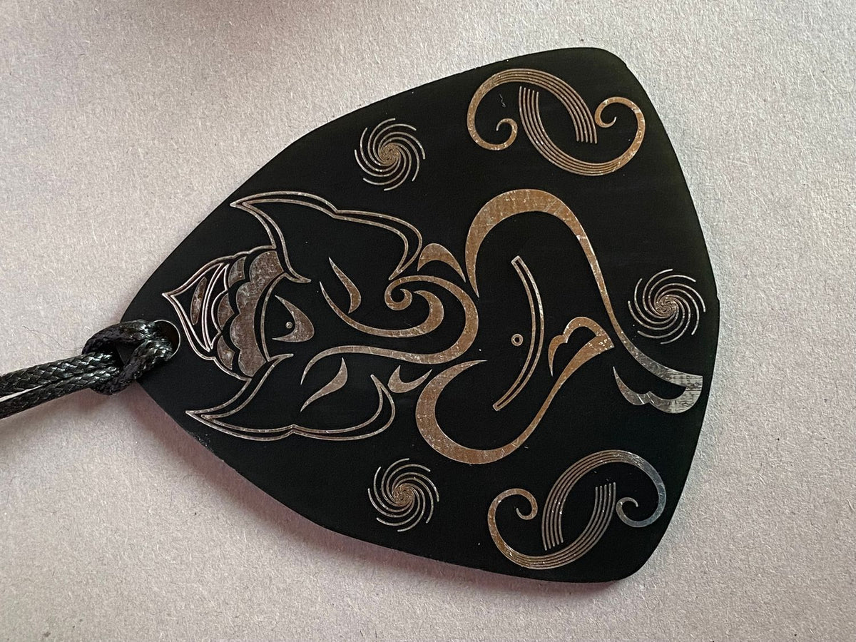 Amulett – Disc – Ganesha der Glücksbote+ die – 69 mm / zinnlegiert / schwarz – Produktansicht 1
