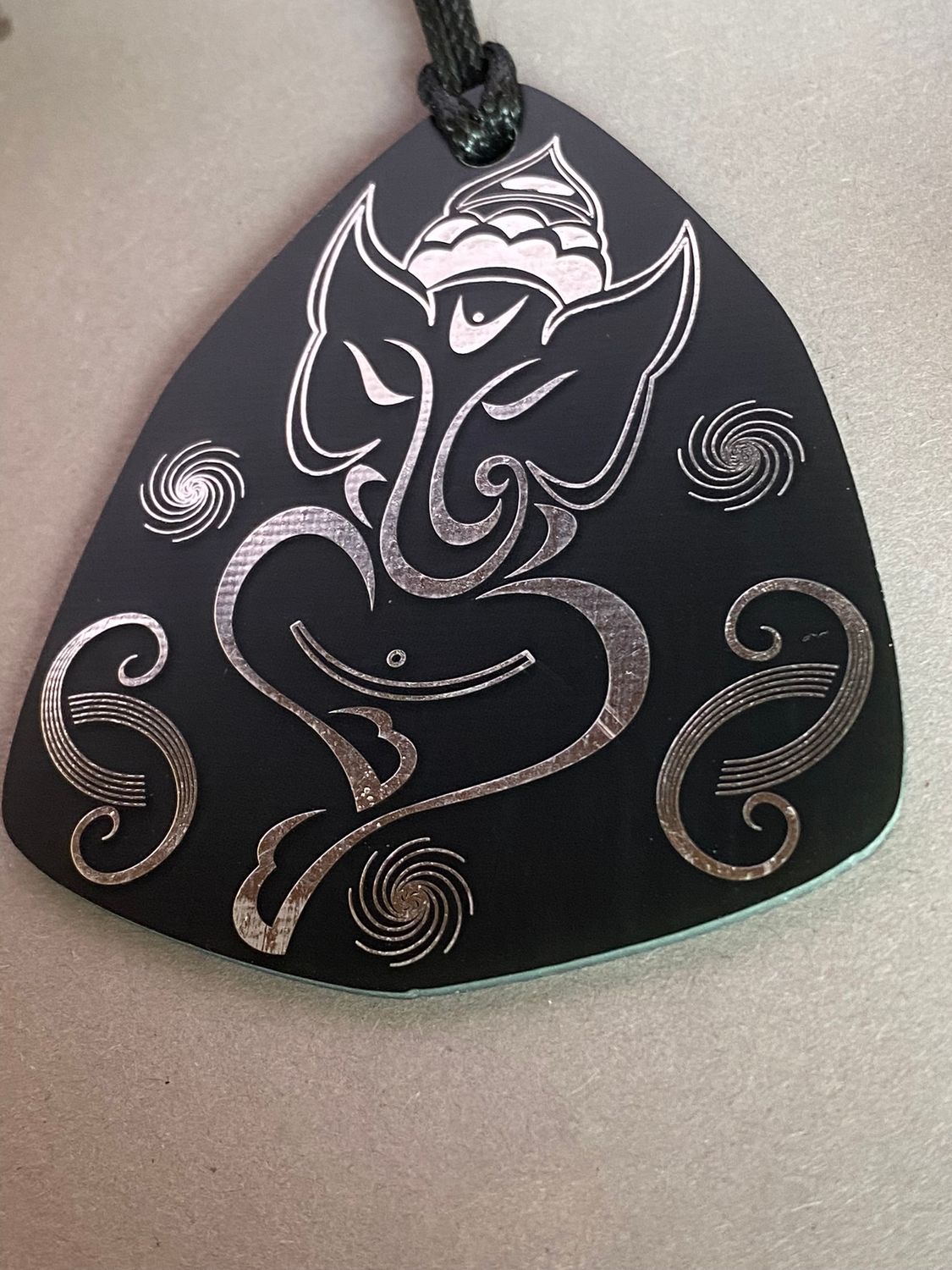 Amulett – Disc – Ganesha der Glücksbote+ die – 69 mm / zinnlegiert / schwarz – Produktansicht 1