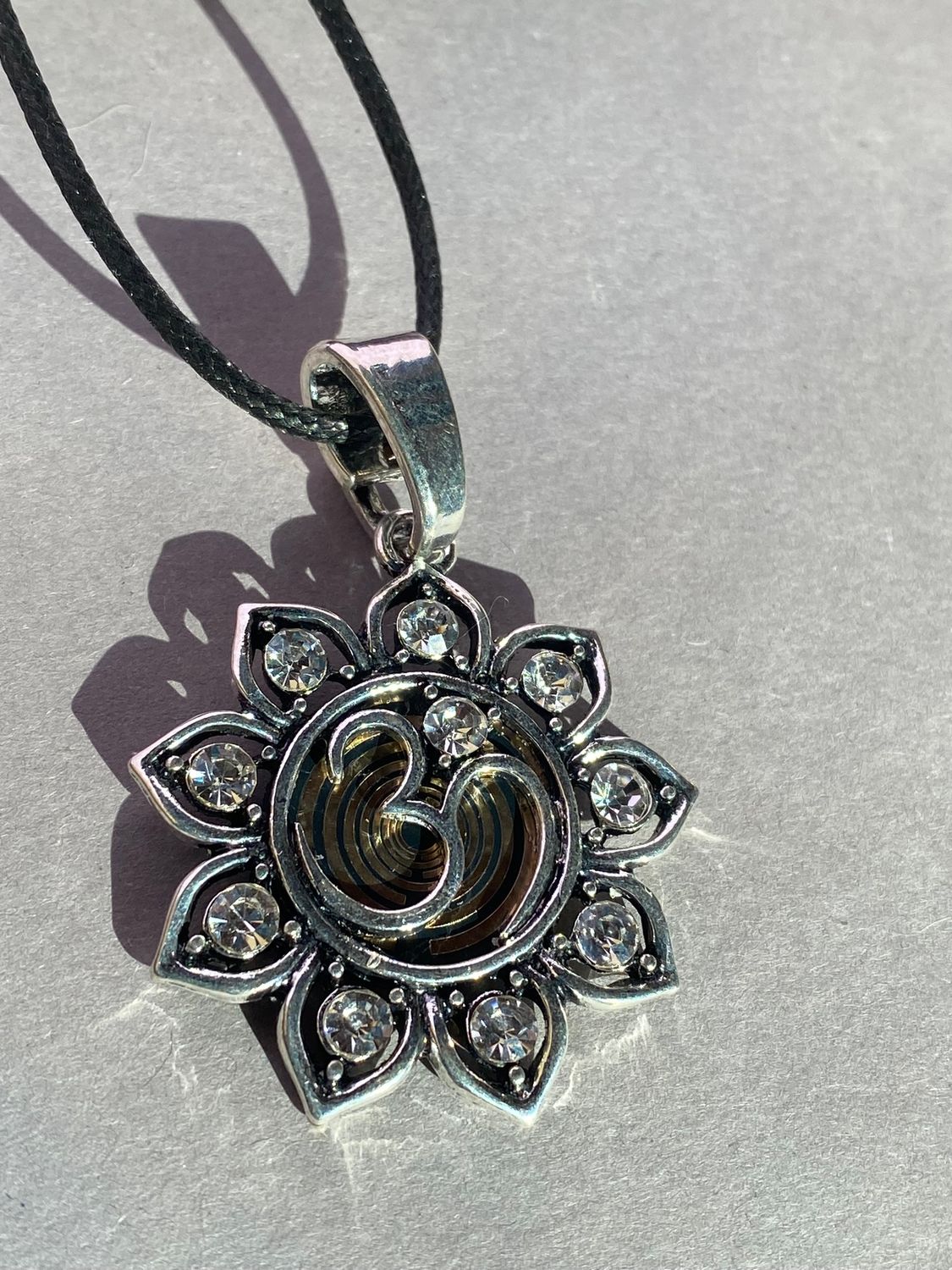 Amulett – Lotus Glitzer – Lakhovsky MWO – Lakhovsky MWO + Lotus – nachtschwarz – Produktansicht 1