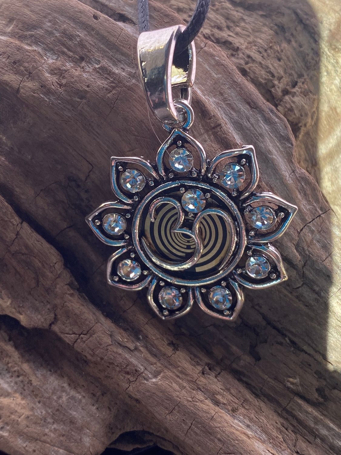 Amulett – Lotus Glitzer – Lakhovsky MWO – Lakhovsky MWO + Lotus – nachtschwarz – Produktansicht 1