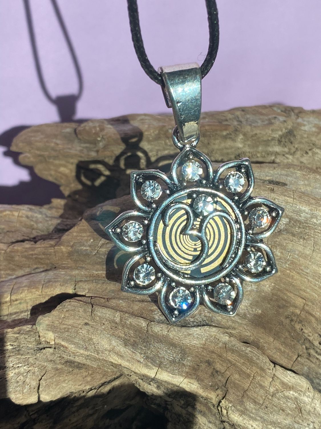Amulett – Lotus Glitzer – Lakhovsky MWO – Lakhovsky MWO + Lotus – nachtschwarz – Produktansicht 1