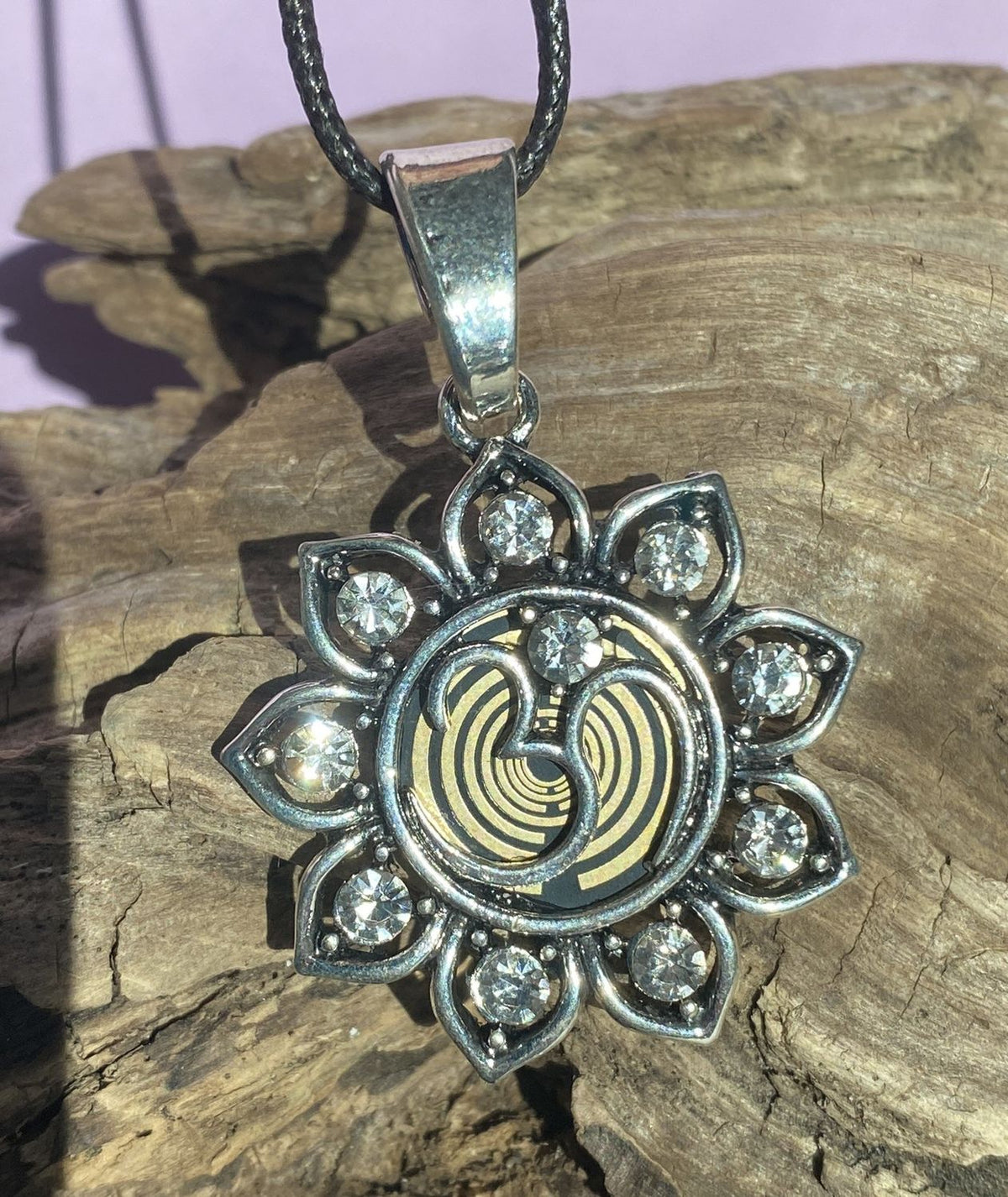 Amulett – Lotus Glitzer – Lakhovsky MWO – Lakhovsky MWO + Lotus – nachtschwarz – Produktansicht 1