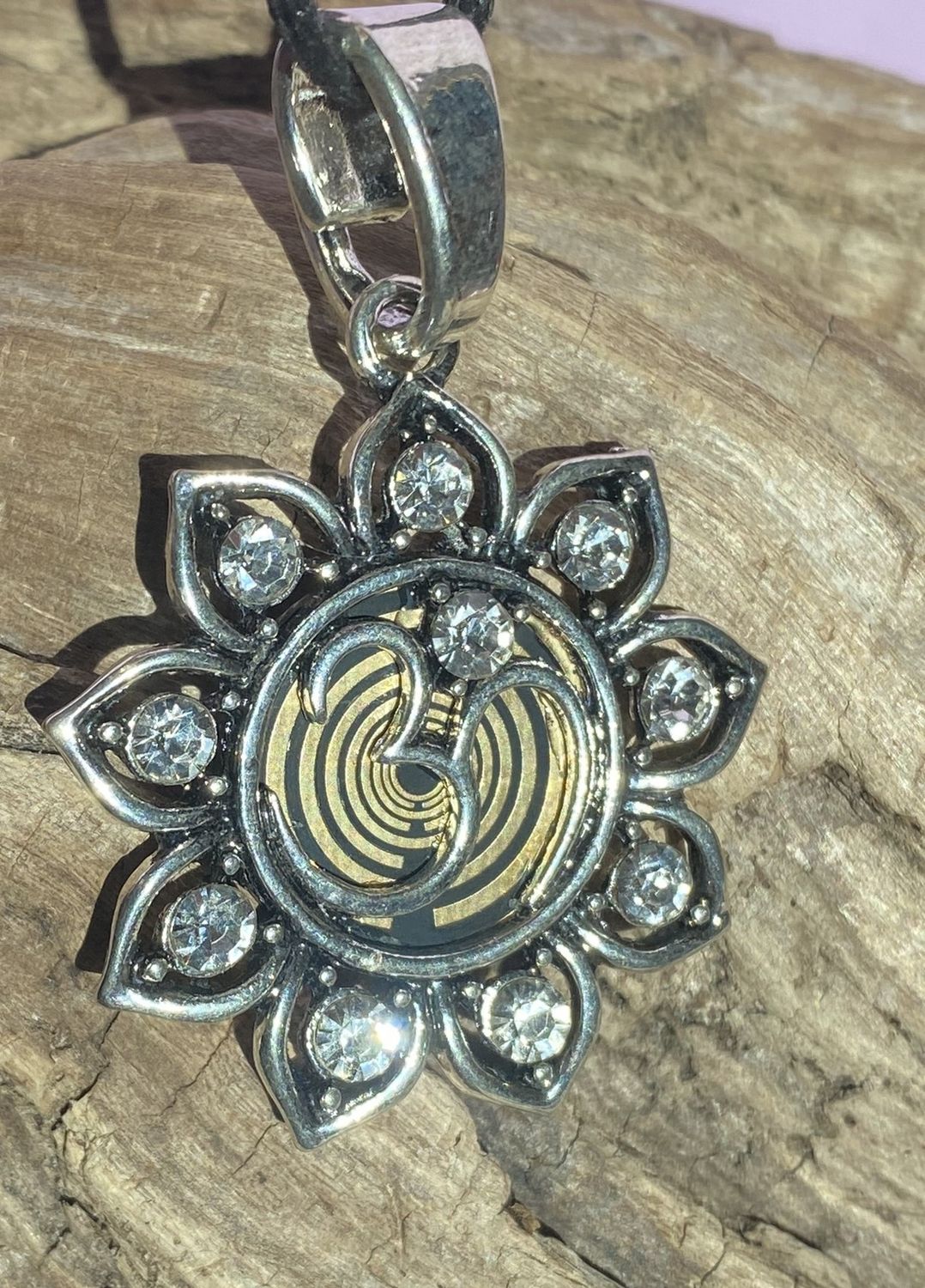 Amulett – Lotus Glitzer – Lakhovsky MWO – Lakhovsky MWO + Lotus – nachtschwarz – Produktansicht 1