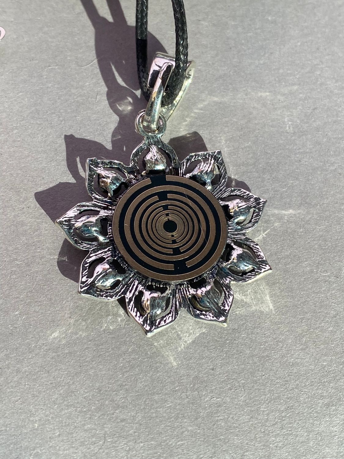 Amulett – Lotus Glitzer – Lakhovsky MWO – Lakhovsky MWO + Lotus – nachtschwarz – Produktansicht 1