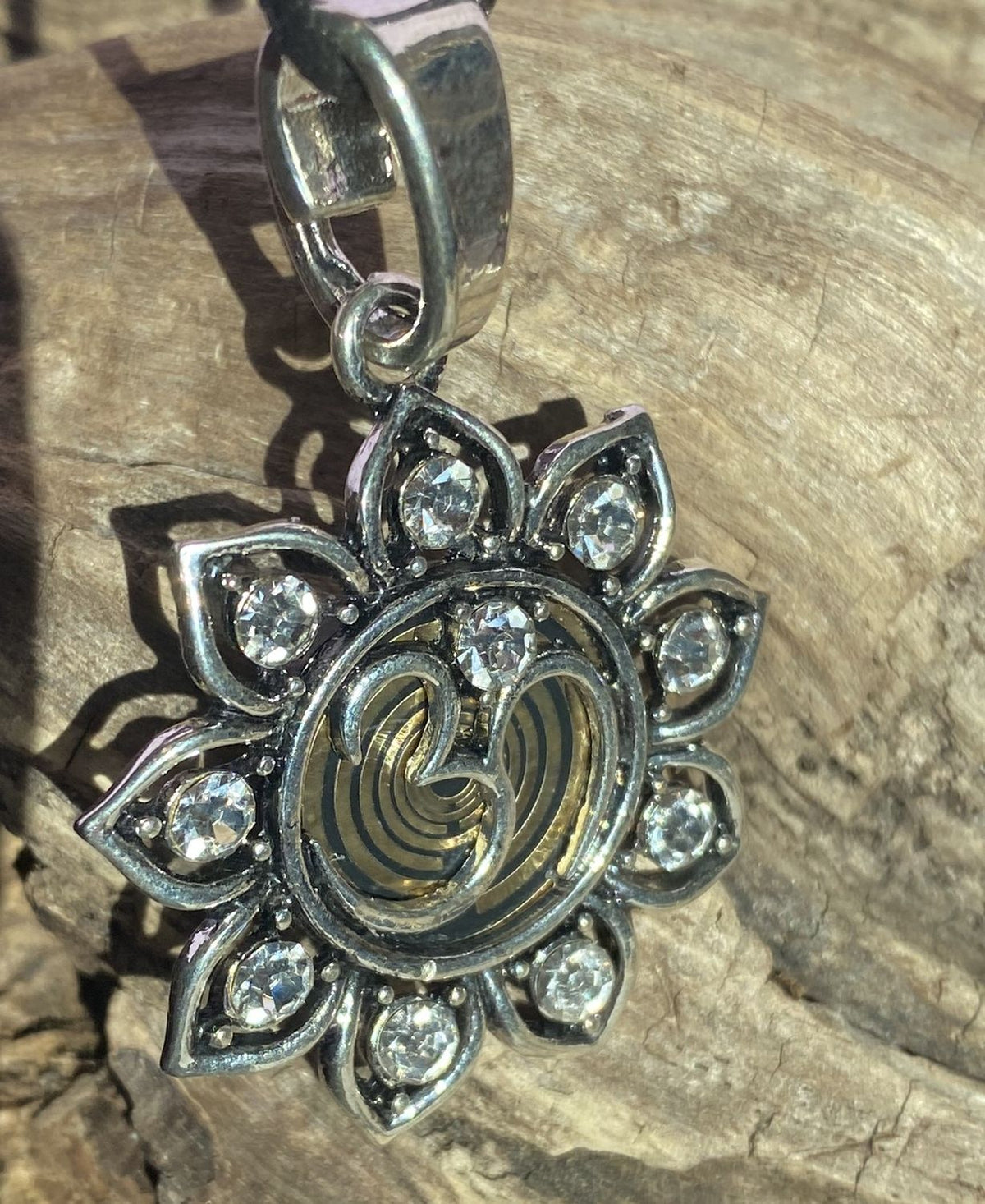 Amulett – Lotus Glitzer – Lakhovsky MWO – Lakhovsky MWO + Lotus – nachtschwarz – Produktansicht 1