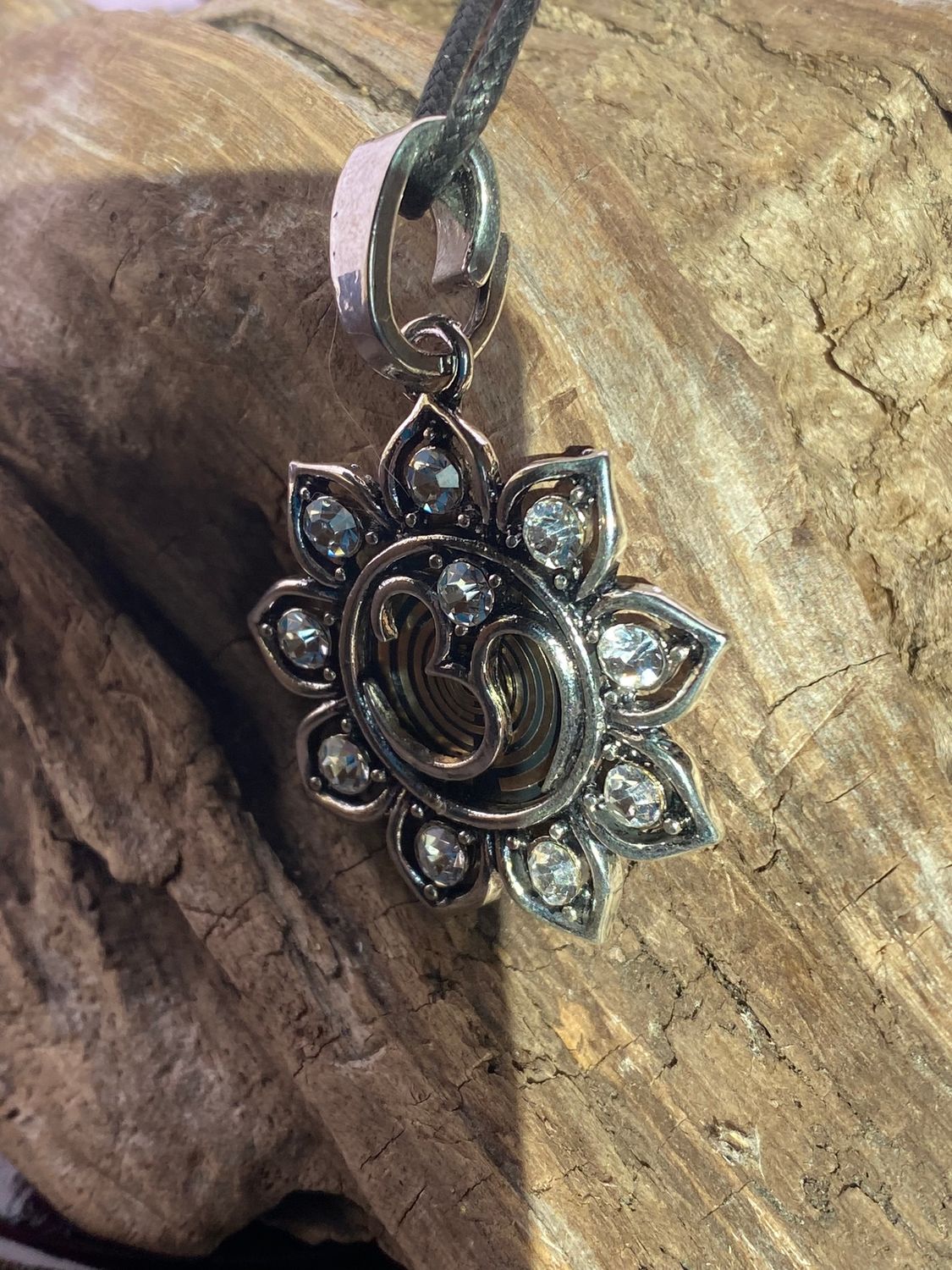 Amulett – Lotus Glitzer – Lakhovsky MWO – Lakhovsky MWO + Lotus – nachtschwarz – Produktansicht 1
