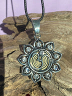 Amulett – Lotus Glitzer – Lakhovsky MWO – Lakhovsky MWO + Lotus – nachtschwarz – Produktansicht 1