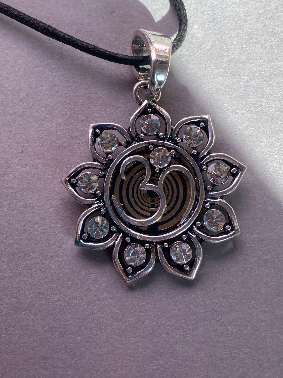 Amulett – Lotus Glitzer – Lakhovsky MWO – Lakhovsky MWO + Lotus – nachtschwarz – Produktansicht 1