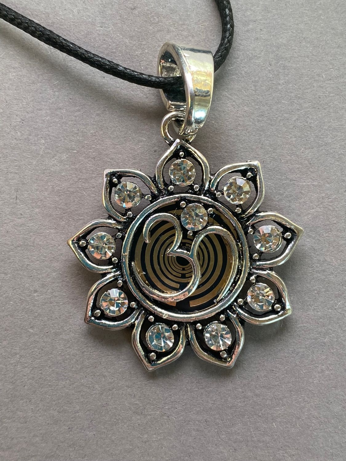 Amulett – Lotus Glitzer – Lakhovsky MWO – Lakhovsky MWO + Lotus – nachtschwarz – Produktansicht 1